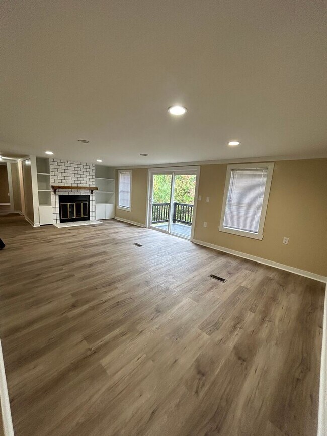 Building Photo - Spacious 3-Bedroom, 2-Bath Mobile Home on 1 Acre – Pet-Friendly and Perfect for Outdoor Living!