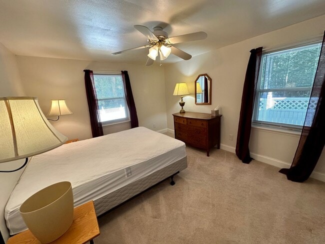 Building Photo - Lovely 3 bedroom/2 bathroom fully furnished home located in Tanglewood Subdivision