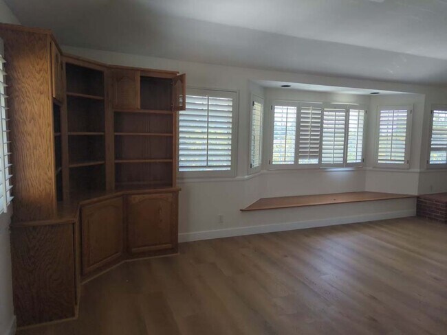 Building Photo - Beautiful and Spacious 4 Bed, 3 Bath Home ...