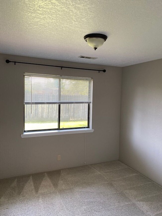 Building Photo - SINGLE LEVEL 3 BEDROOM HOME, FENCED IN YARD