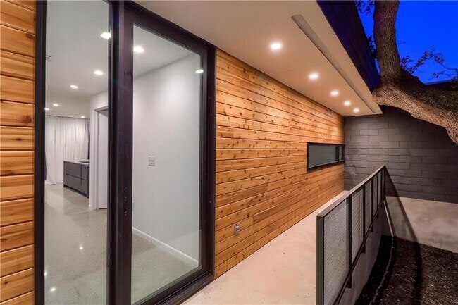 Building Photo - 9400 Shady Oaks Dr