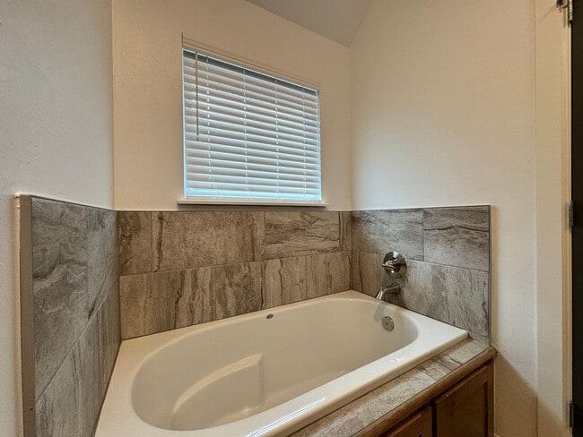 Building Photo - Beautiful 3 Bedroom Home in Azalea Farms in Noble