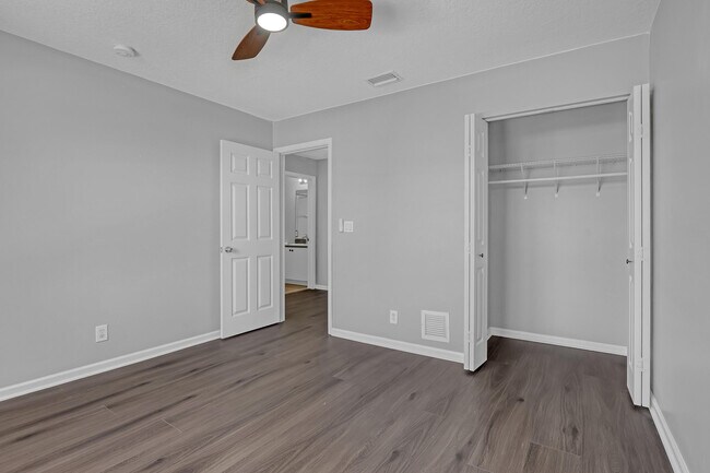 Building Photo - 3464 Commodore Ct