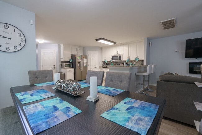 Building Photo - MOVE IN READY 3 Bedroom in the Heart of No...