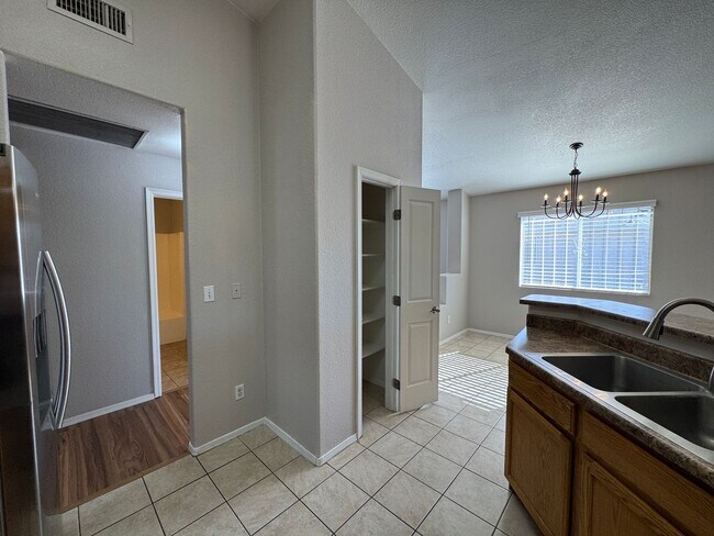 Building Photo - Great 4Bdm 2Ba Home, in a well desired loc...