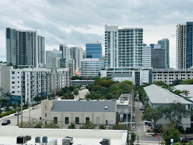 Building Photo - 533 NE 3rd Ave