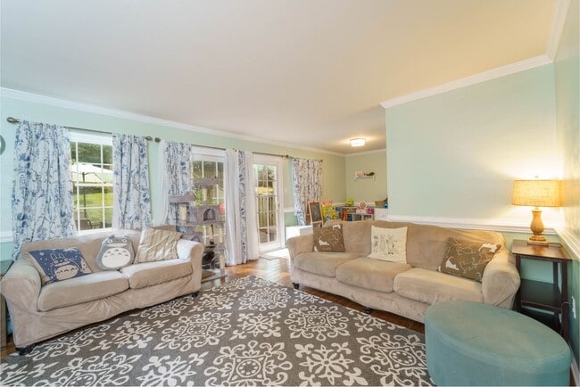 Building Photo - This 3 Bed 2.5 Bath Burke, VA Townhome is a Must See!
