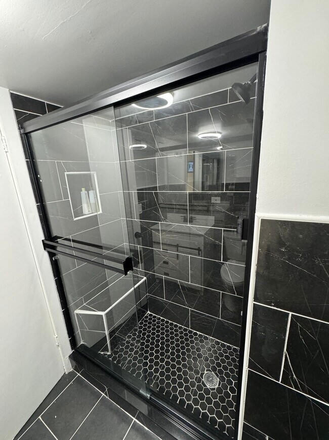 Building Photo - 896 Webster Ln