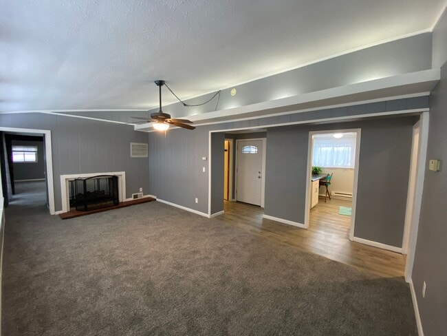 Building Photo - Beautiful 4-Bed, 2 Bathroom North Olmsted OH