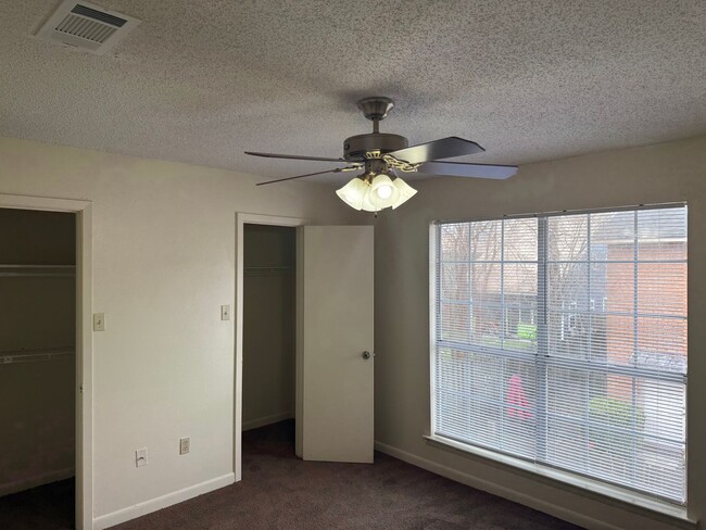 Building Photo - 2BD 2.5BA CONDO WITH WATER INCLUDED