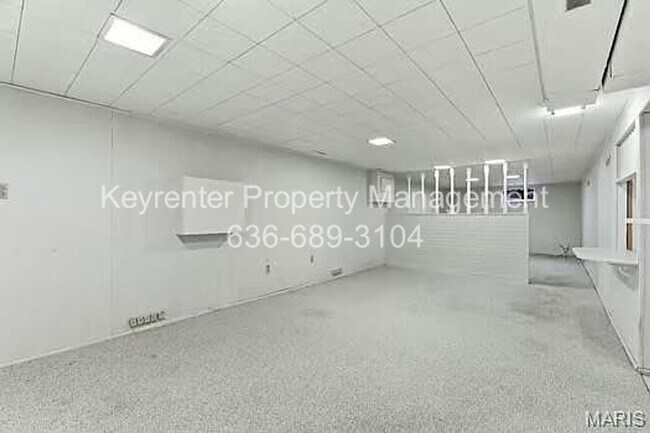 Building Photo - Spacious Updated 3-Bedroom Home in Prime Location