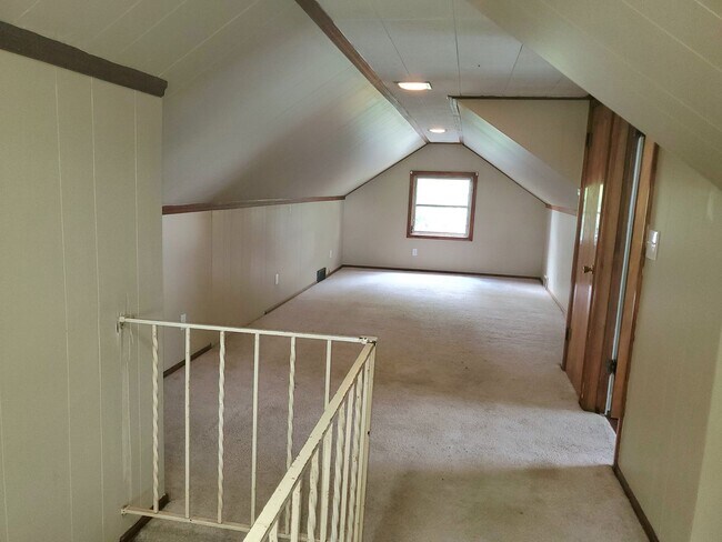 Building Photo - Three Bedroom Two Bathroom Three Fireplaces