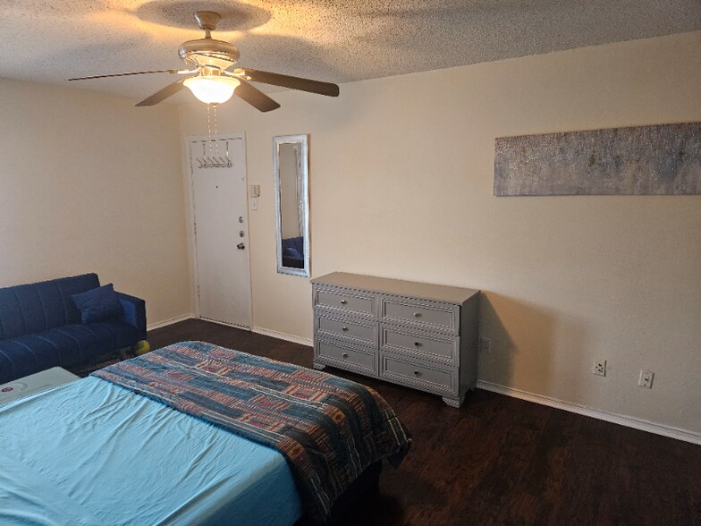 Building Photo - 5838 Sandhurst Ln