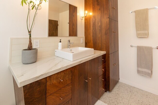 Building Photo - Spectacular Furnished 4 Bedroom/ 3 Bath Mid-Century Modern Retreat in Encinitas