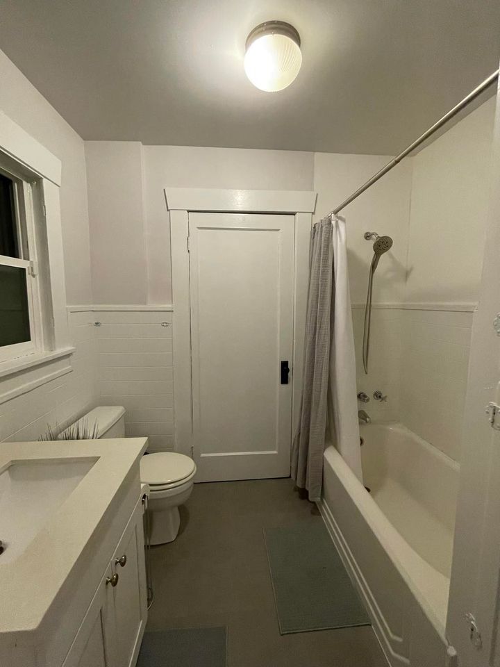 Building Photo - 704 NE 53rd St