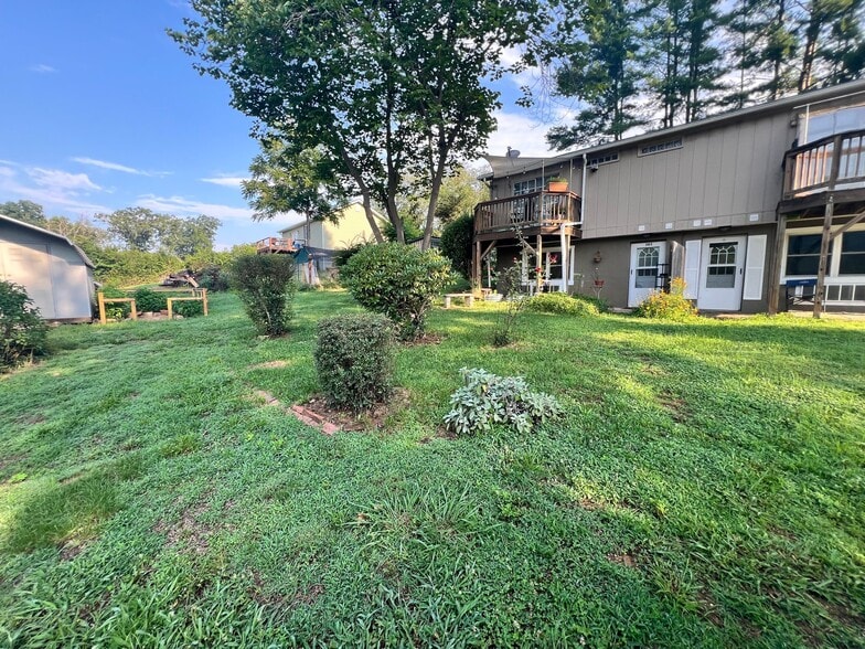 Building Photo - 399 James St