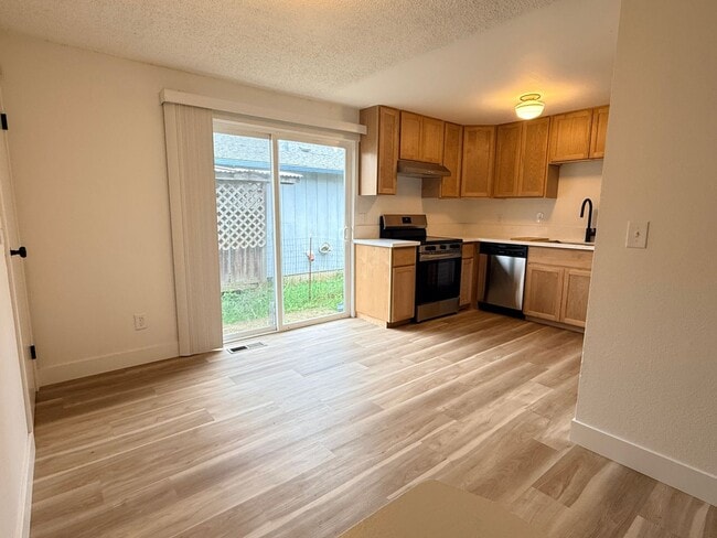 Building Photo - Cute 3 bedroom 1 bath Close to Brentwood City Park and freeway access.