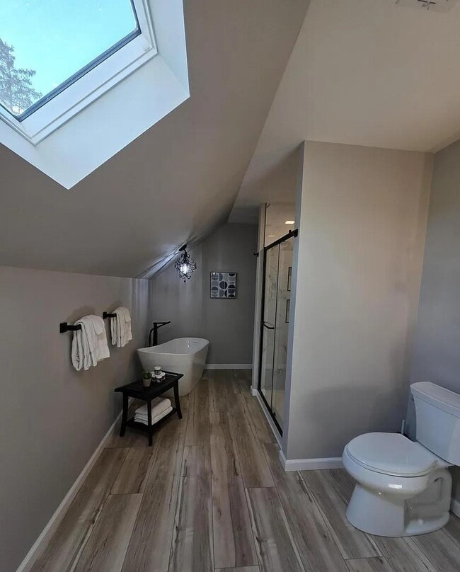 Building Photo - 2114 Pine View Dr