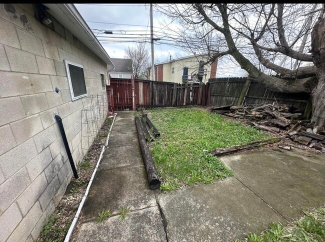 Building Photo - 892 Ruby Ave