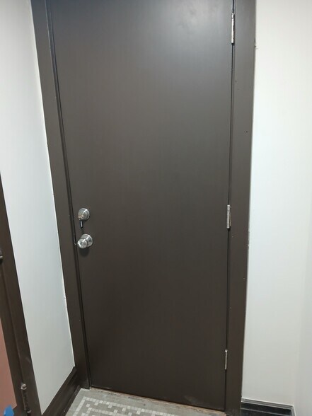 Second front secured door - 2221 W Winnemac Ave