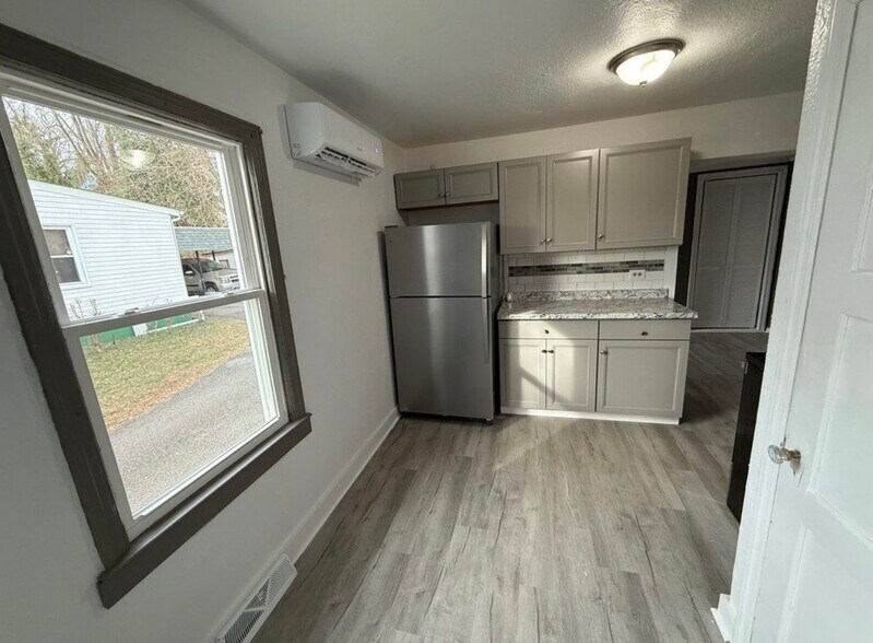 Building Photo - 775 Melrose Ave