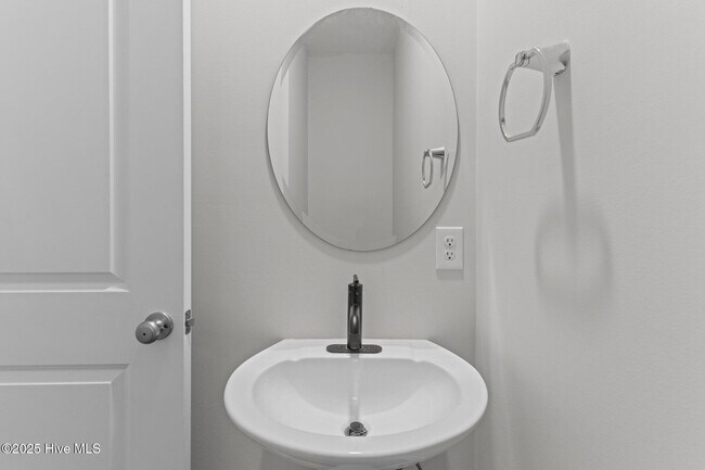 Building Photo - 1001 Tawney Trce