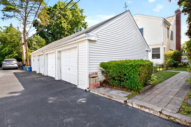 Building Photo - 21 Travers St