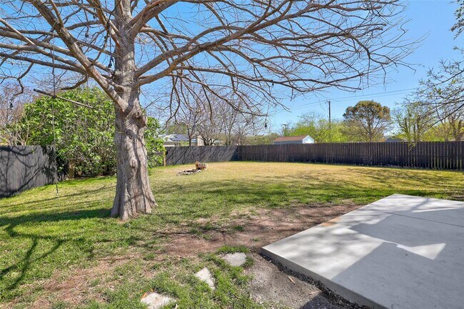 Building Photo - 1403 Greenfield Dr