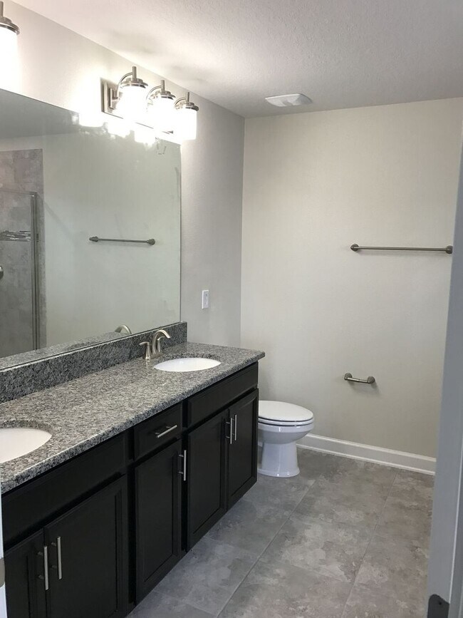 Building Photo - Newer 3/2.5ba Home at The Oaks in Moss Park with FREE Internet, Cable and Phone