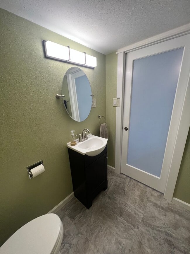 Building Photo - Cozy 2 Bedroom in Charming Everett Neighbo...