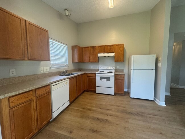 Building Photo - 521 River View Dr