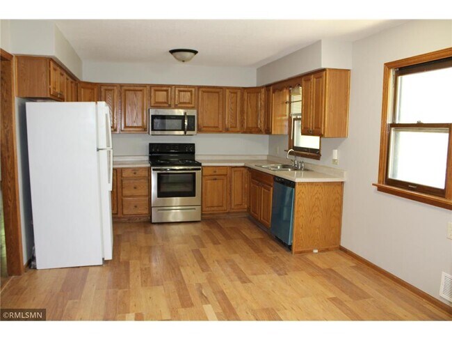 Building Photo - 747 Tuscarora Ave W