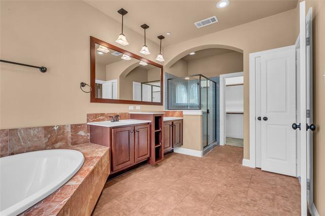 Building Photo - 932 Brook Forest Ln