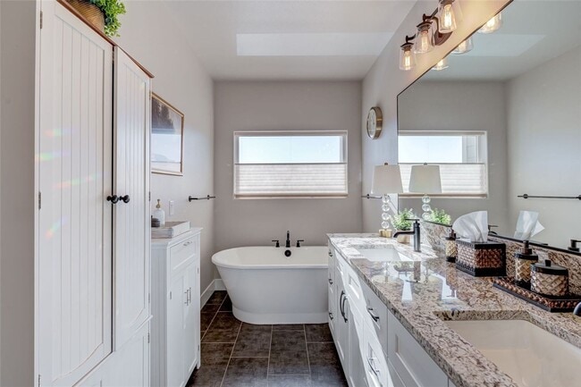 Building Photo - Beautiful 3+ bed, 3 bath home with 4 car garage, VIEWS, chef's kitchen and much more!