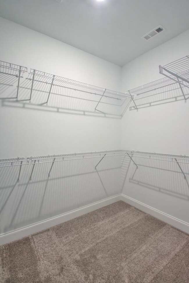 Building Photo - Well appointed Townhome