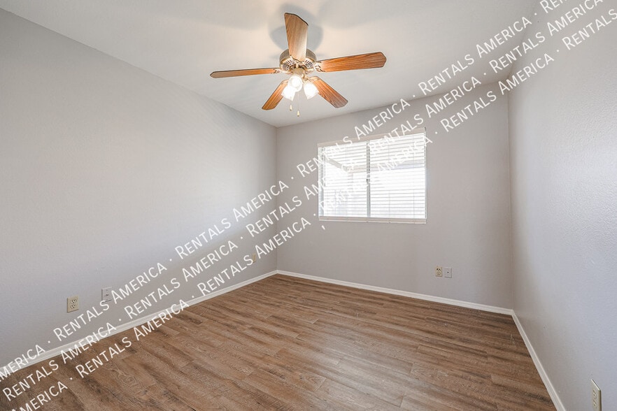 Building Photo - 5515 E Farmdale Ave