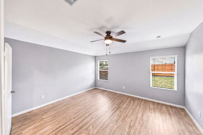 Building Photo - NO CARPET! Up to 1 Month Free Rent with 18-24 Month Lease! No Security Deposit Programs Available.
