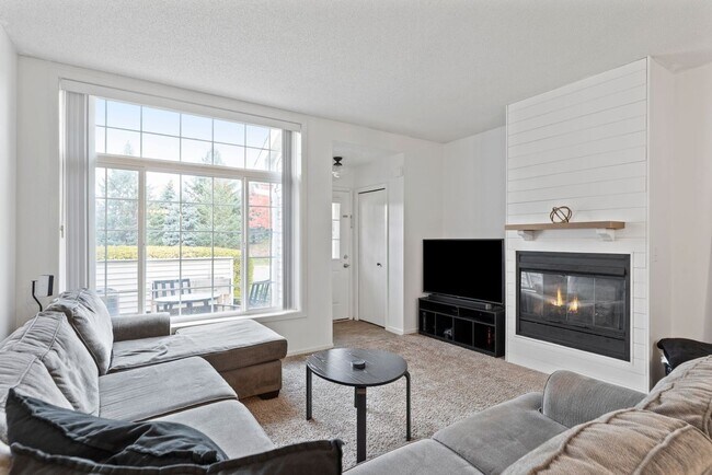 Building Photo - Great 2 bedroom, 1.5 bathroom Townhome in ...