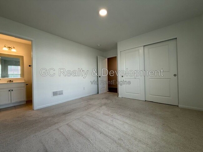 Building Photo - 249 Kingsport Dr