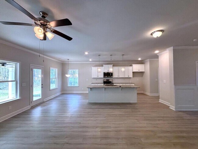 Building Photo - 80 Hawthorn Ln
