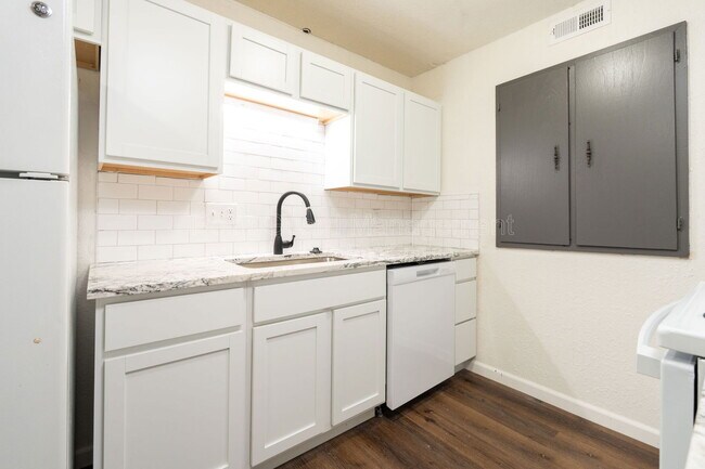 Building Photo - 750 W Dayton Ave