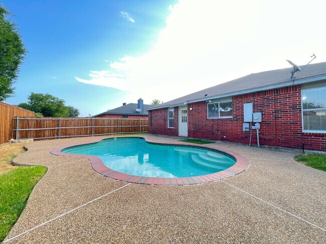 Building Photo - Pool, Pool, Pool