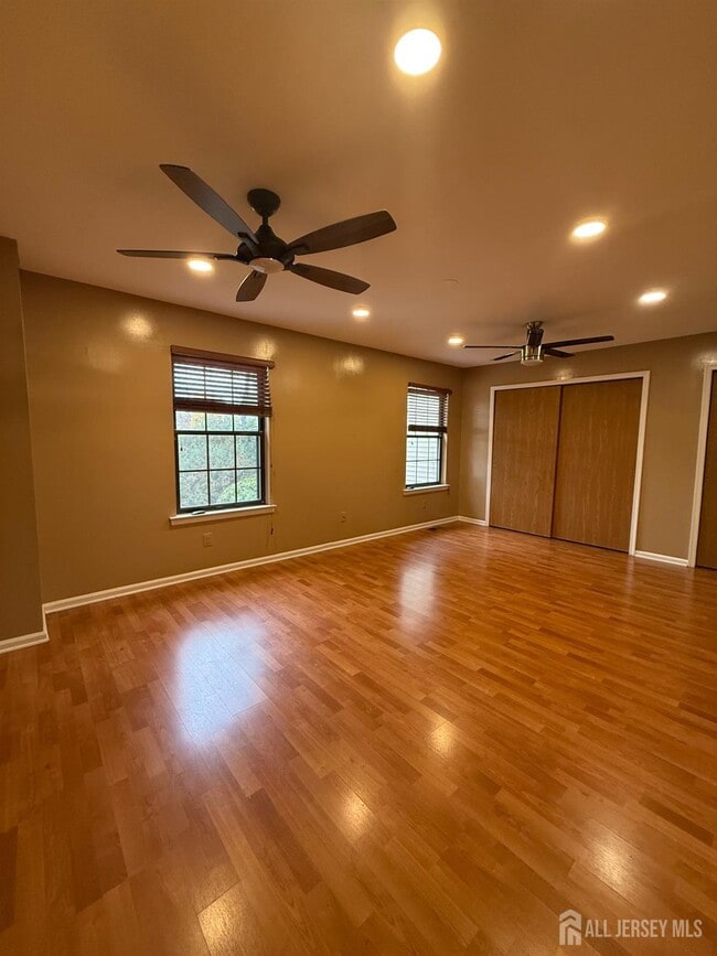 Building Photo - 2802 Deerfield Dr