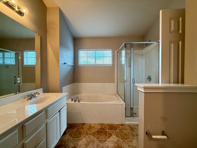 Building Photo - Updated Condo-1310 Parmer Ln.