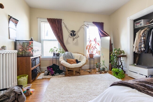 Building Photo - NO BROKER FEE!  SPACIOUS AND BRIGHT BRIGHTON CTR 5 BED/3 BATH AVAIL 9/1