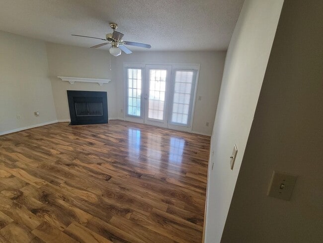 Building Photo - READY TO MOVE IN !!  2 Beds/2Baths!