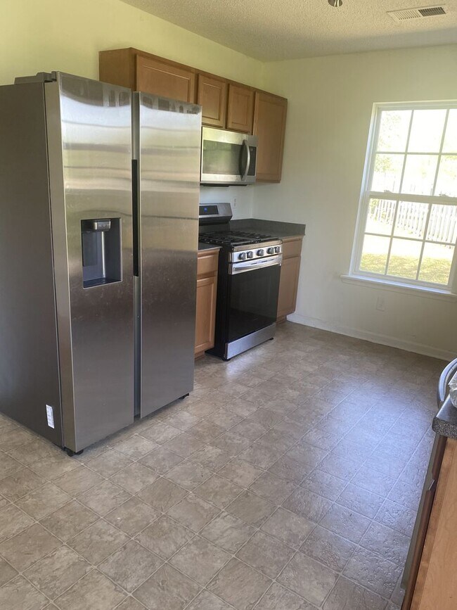 Building Photo - 4 Bedrooms 3.5 Bathrooms FOR RENT