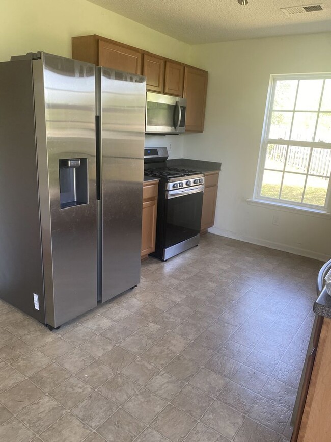 Building Photo - WOW!!! 4 Bedrooms 3.5 Bathrooms FOR RENT