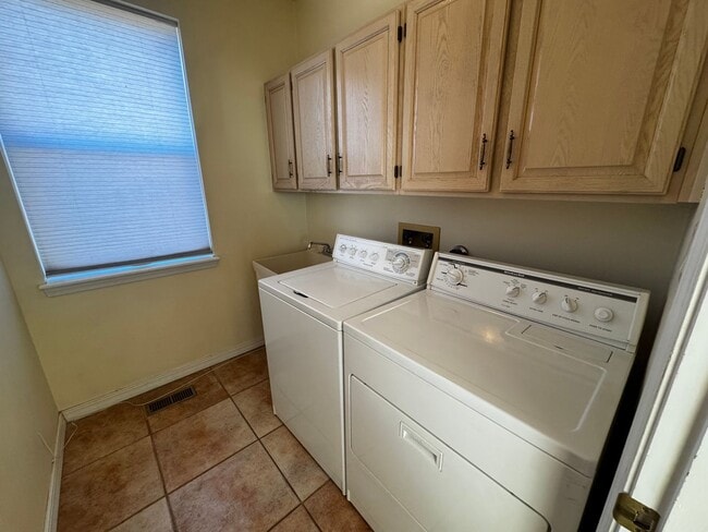 Building Photo - Beautiful 3 bedroom 2 bathroom home.