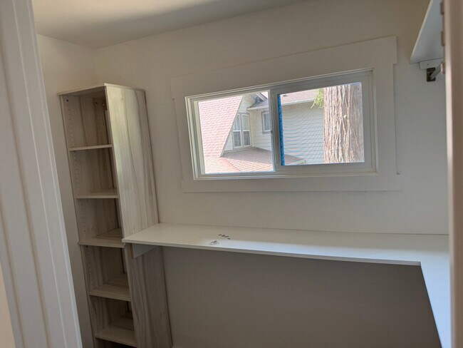 Building Photo - 2112 Sunset Dr W